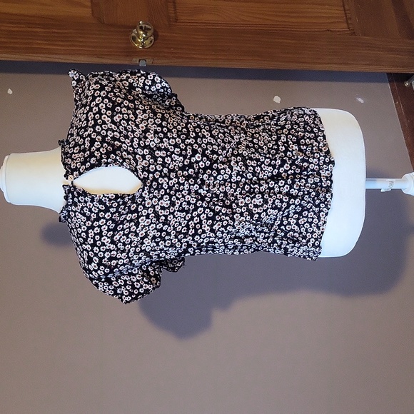 5 FOR $25 Daisy Print Flutter Sleeve Keyhole Back Blouse - Picture 5 of 5